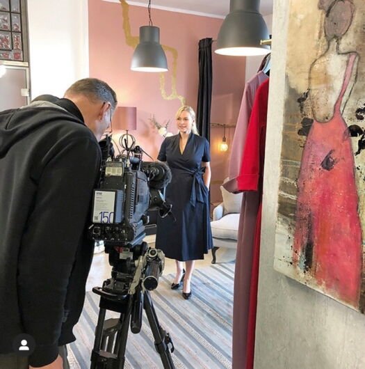 Kunstdruck "Rückenfrei- Frau in rotem Kleid" - Ansicht 5